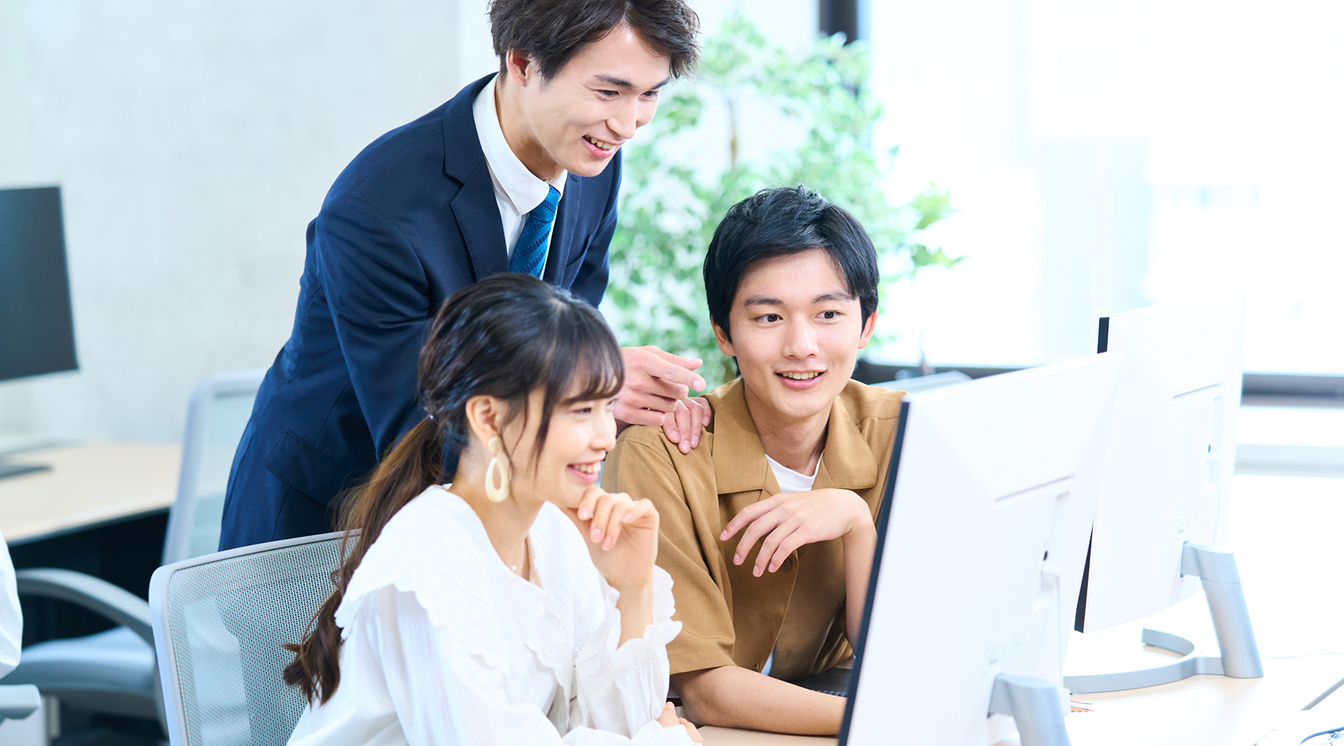 パソコンに向かって会話をしている男性二人と女性一人