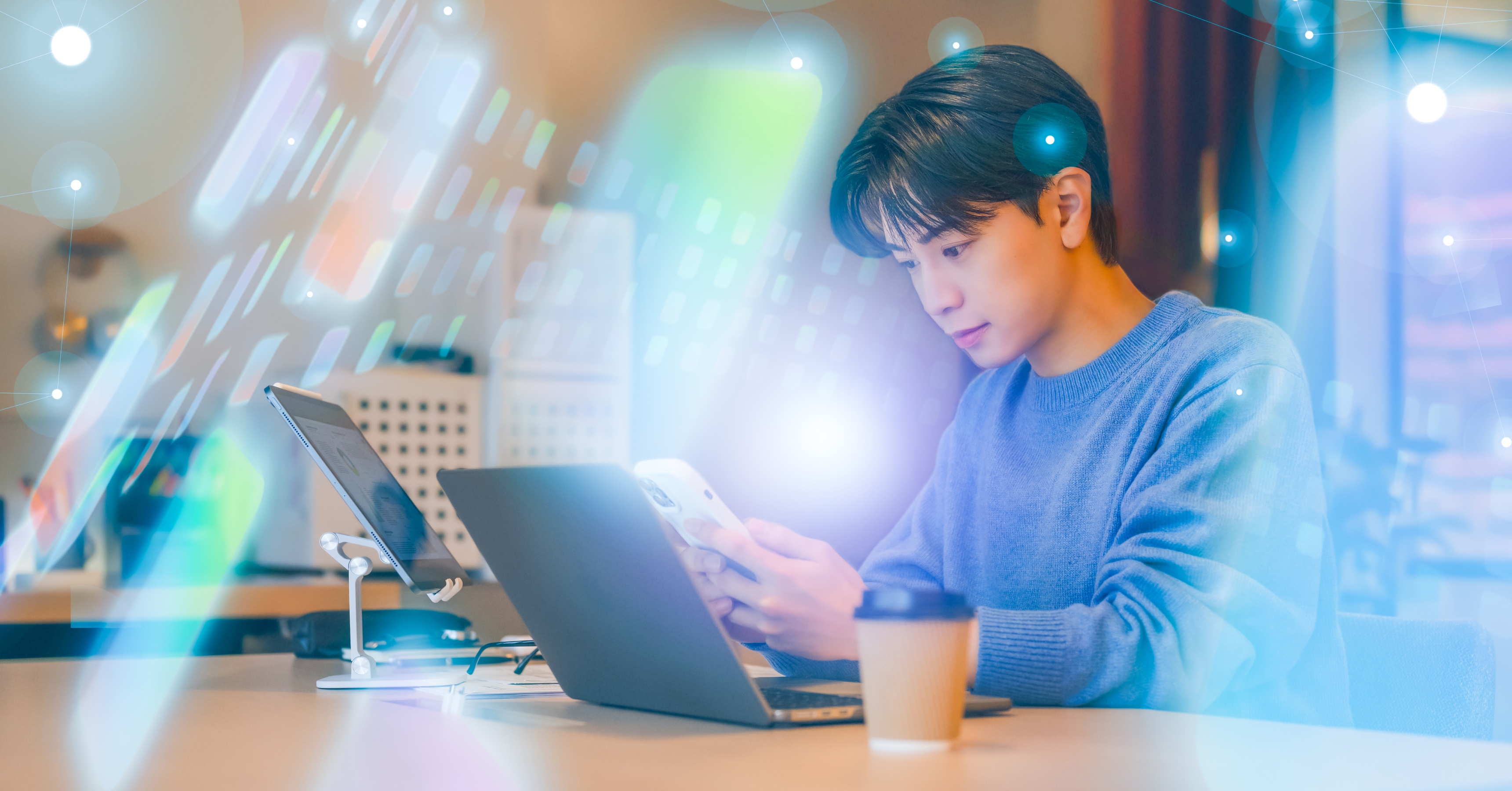 コーヒーを飲みながらスマホを操作する男性