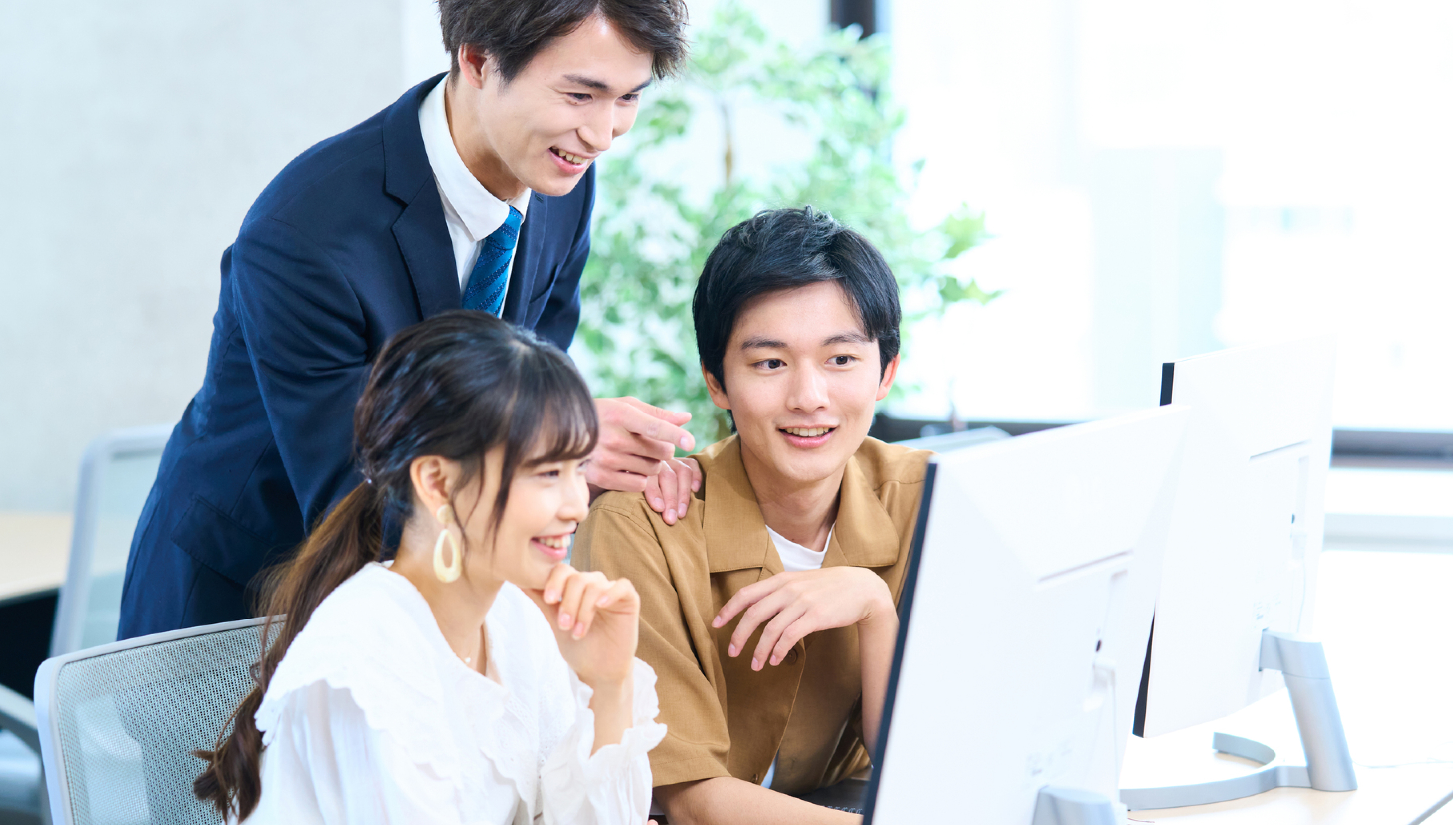 仕事について話をしている社員